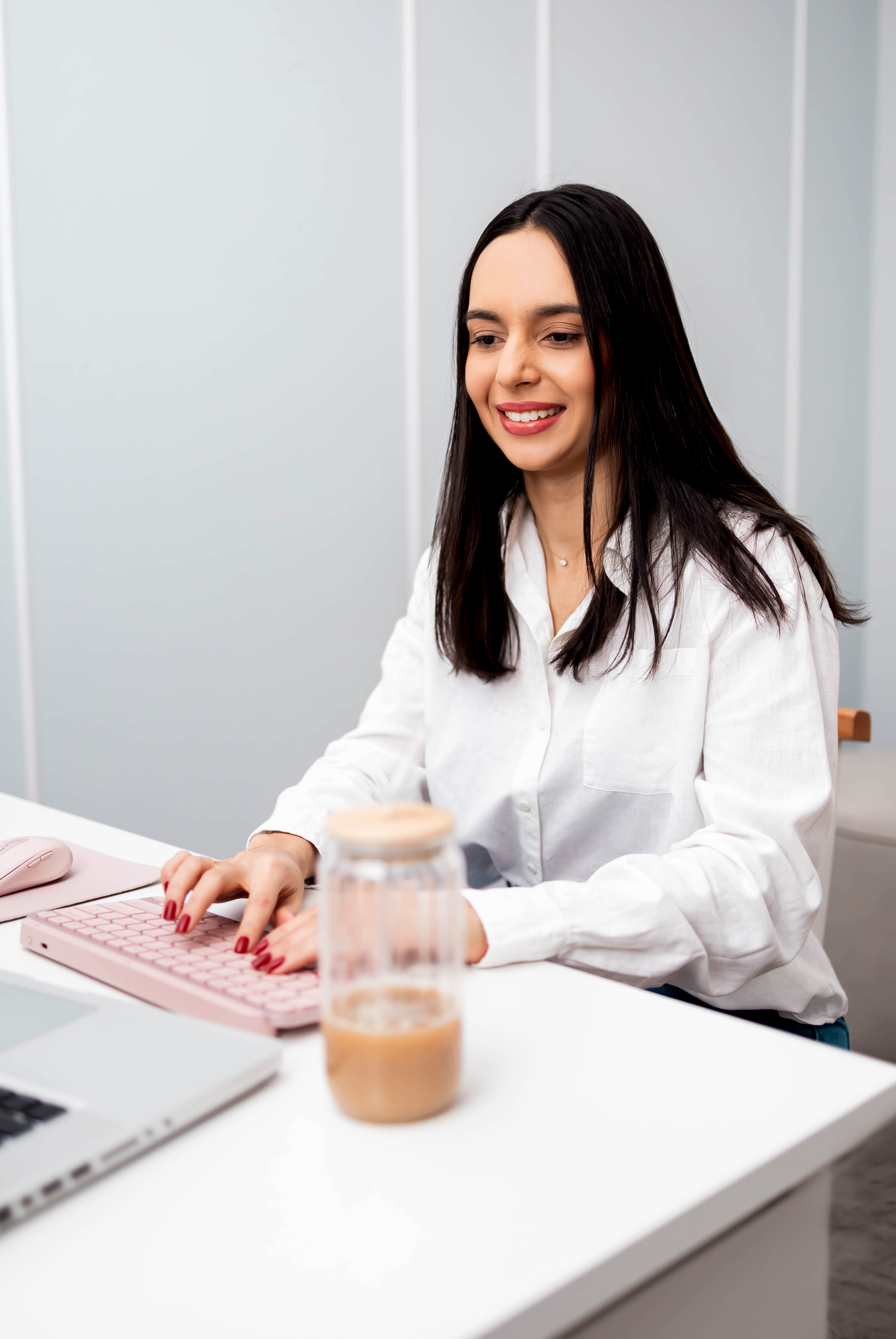 Geovanna Araújo sorrindo ao computador durante atendimento online