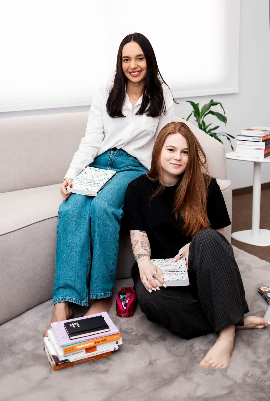 Geovanna e Thatá estudando juntas