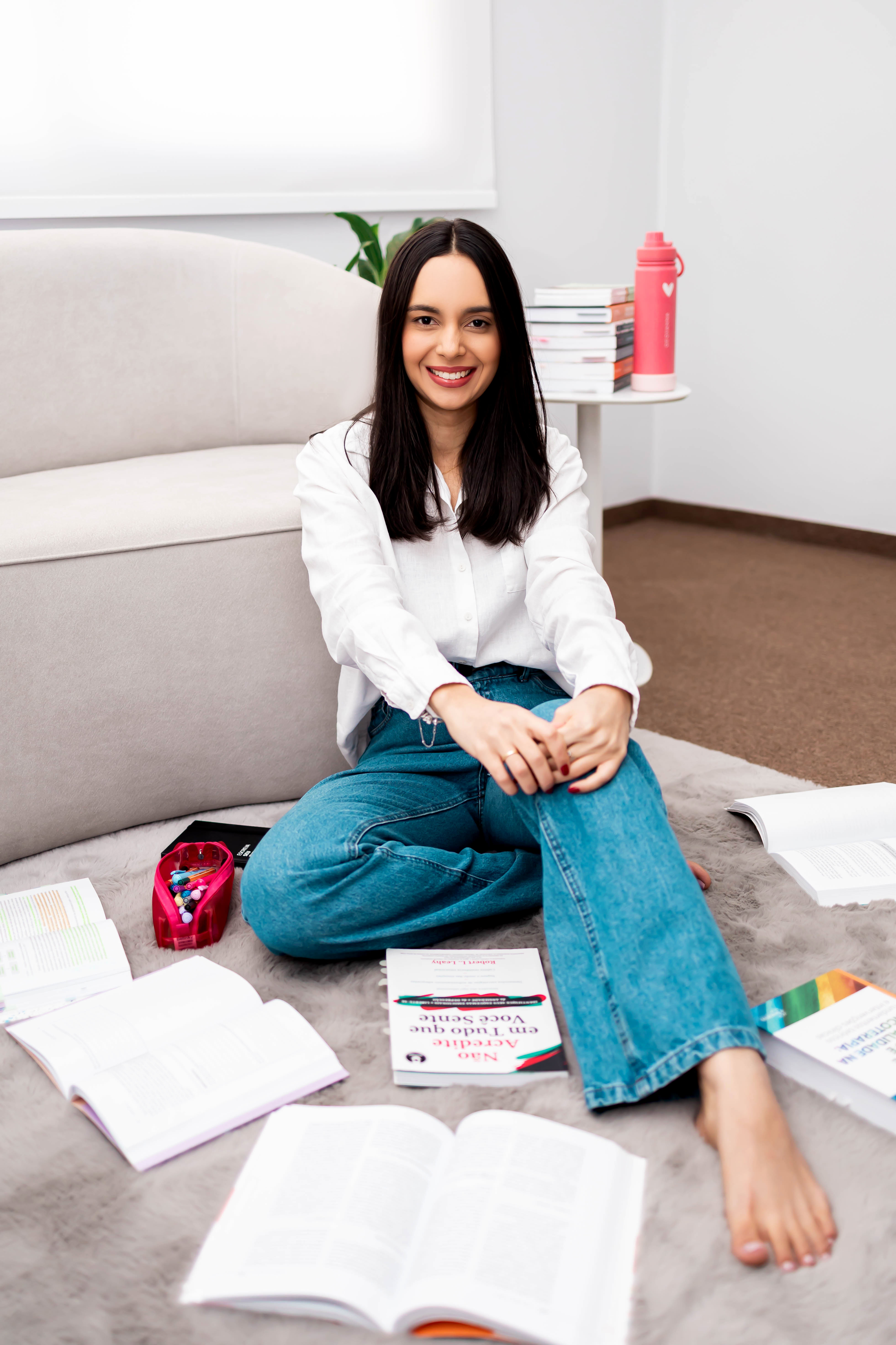 Geovanna Araújo com livros de psicologia